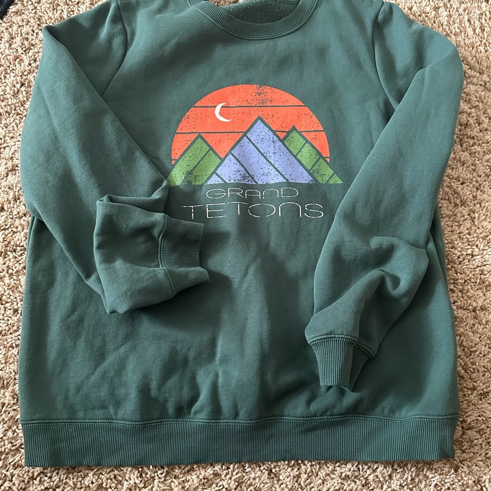 ZYIA Green Crew Neck Sweatshirt with Graphic Design